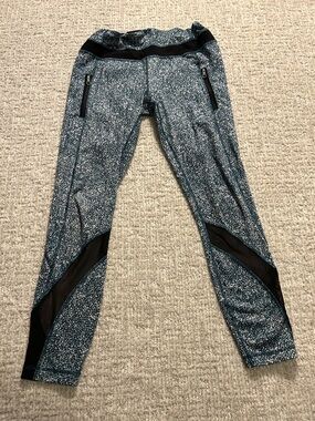 Lululemon Printed Teal Workout Leggings with Black Mesh Panels (SZ 8)